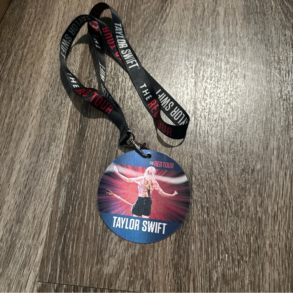 Taylor Swift VIP Pass Bundle - Picture 6 of 9